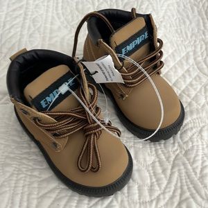 Size 5/6 boys hiking boots brown NWT